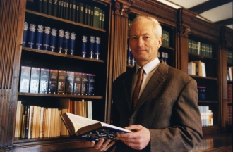 Kníže Hans Adam II. ve své pracovně.